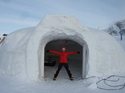Annett allein im Iglu