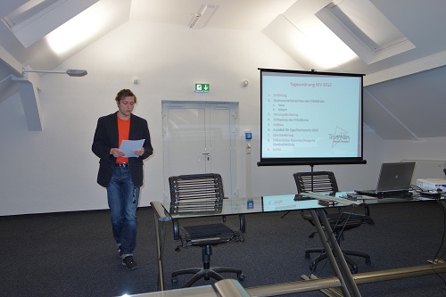 Beginn der Mitgliederversammlung - Carsten eröffnet