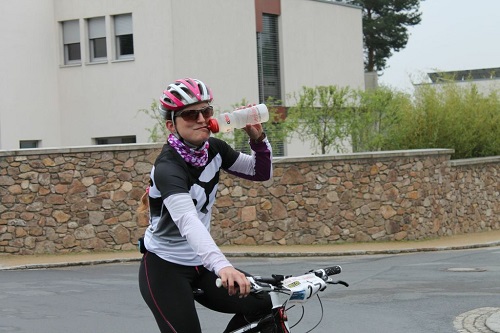 Jana übt noch mit der Flasche