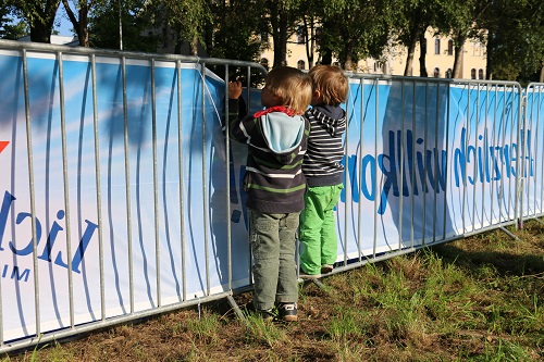 die Zaungäste können es kaum erwarten...