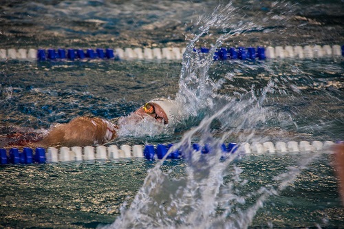 schwimmender Triathlet bei der Arbeit